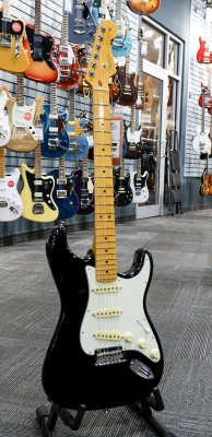 Fender - American Professional II Stratocaster, Maple Fingerboard - Black 3